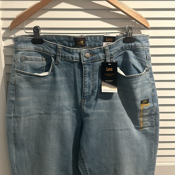 NWT Lee Five Pockets Distressed Knee Boy Friend Mid Rise Jeans. Size 14 Medium - Picture 2 of 6